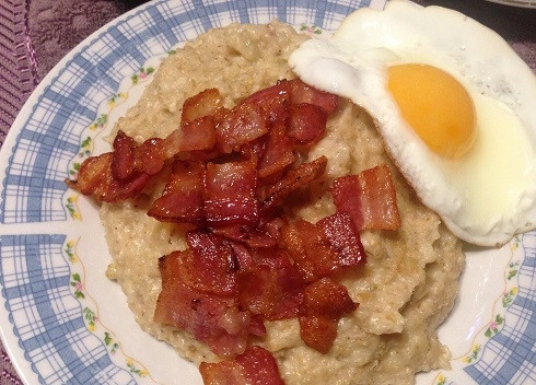 1. Этап. Мужская овсянка: 7. На другой сковороде поджарим яйцо. Выкладываем овсянку на тарелку, сверху добавляем обжаренные ломтики бекона и яйцо. Мужской завтрак готов:)