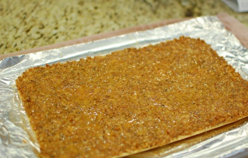 1. Этап. Пирог с ирисками и кокосом: 7. Песочную основу достаньте из формы, но оставьте на фольге, вылейте поверх кокосово-карамельную смесь и равномерно распределите.