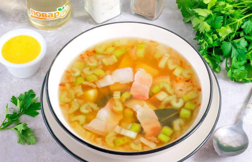 1. Этап. Суп из сельдерея с беконом: Разлейте суп в глубокие тарелки и подайте к столу вместе со сметаной или майонезом.