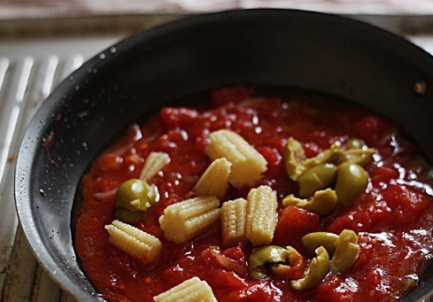 1. Этап. Соус к рису с курицей: 4. Выложить на сковороду оливки и кукурузу, тщательно перемешать. Посолить и поперчить по вкусу. При желании добавить любимые специи. Тушить на медленном огне около 3-5 минут. Если соус слишком жидкий, тогда может понадобится больше времени. Если же соус к рису с курицей в домашних условиях получится слишком густым, можно добавить немного водички.