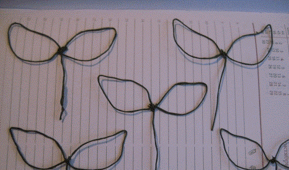 1. Этап. Торт Феи: 23. Невозможно представить фею без крыльев. Для начала необходимо сделать заготовки из тонкой проволоки.