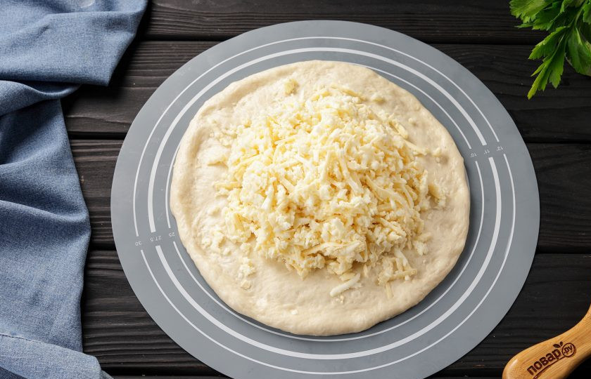 1. Этап. Армянский хачапури: Каждый шарик раскатайте в лепёшку. Лепёшку нужно раскатать так, чтобы вам удобно было поместить на неё начинку и защипнуть. На один пирог диаметром около 30 см. необходимо 350 грамм сыра.