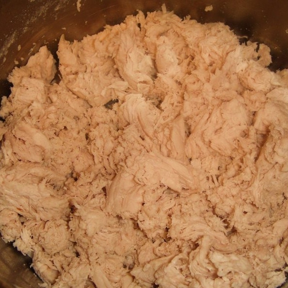 1. Этап. Пирожки с курицей и картошкой: Отваренную до готовности курицу мелко нарезаем.