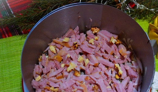 1. Этап. Слоёный салат Рождественское небо: Индейку нарезать и выложить на чернослив + орехи.