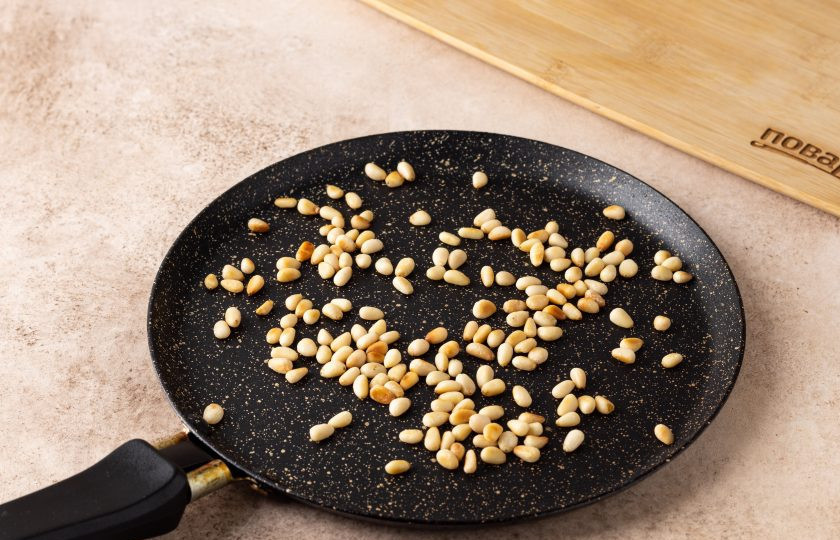 1. Этап. Свекольный салат с медовой заправкой: Кедровые орехи подсушите на сковороде до золотистого цвета.