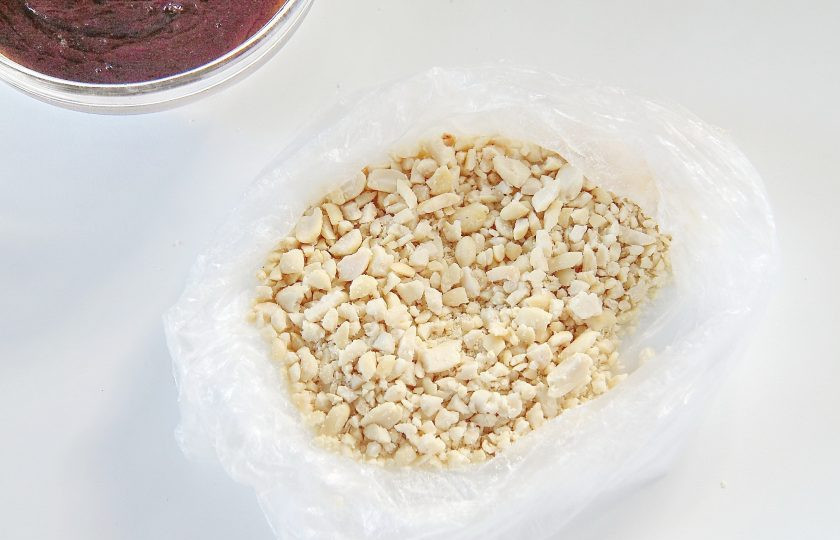 1. Этап. Слоеный шоколадный пирог: 3. Орехи измельчите любым удобным способом, но не до состояния крошки, желательно, чтобы оставались цельные кусочки.