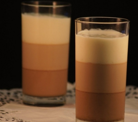 1. Этап. Шоколадная панна-котта: Далее влейте молочный шоколад. Полностью его остудите. Последним слоем залейте белый шоколад. Оставьте десерт до полного застывания. Приятной дегустации!