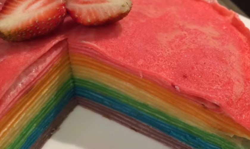 1. Этап. Радужный торт из блинов: 4. Приготовьте крем: для этого взбейте сливки с сахарной пудрой с помощью миксера. Смажьте блинчики кремом, выкладывая их в радужном порядке. Оставьте торт в холодильнике примерно на 1 час для того, чтобы он пропитался. Приятного аппетита!