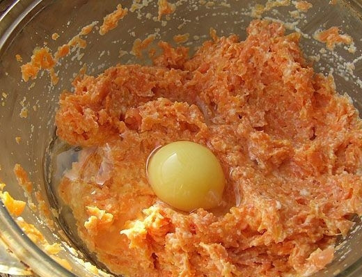 1. Этап. Котлеты из моркови: Теперь перекладываем тертую морковь и манную крупу в одну миску и хорошенько перемешиваем. Добавляем яйцо, соль и специи и еще раз перемешиваем до однородного состояния.