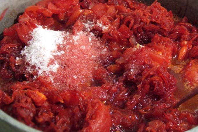 1. Этап. Заправка для борща из свеклы на зиму: Всыпьте сахар, соль, долейте уксус, всё тщательно перемешайте. Под накрытой крышкой тушим 10 минут.