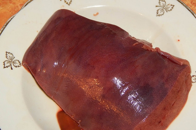 1. Этап. Печень со сметаной: Печень очищаем от пленок и жилок, промываем под холодной водой и обсушиваем бумажными полотенцами.