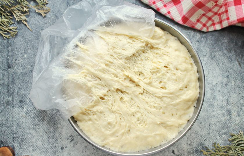 1. Этап. Очень мягкий пасхальный кулич: Мое тесто было в холодильнике почти сутки, хорошо поднялось и совершенно не пахло дрожжами.