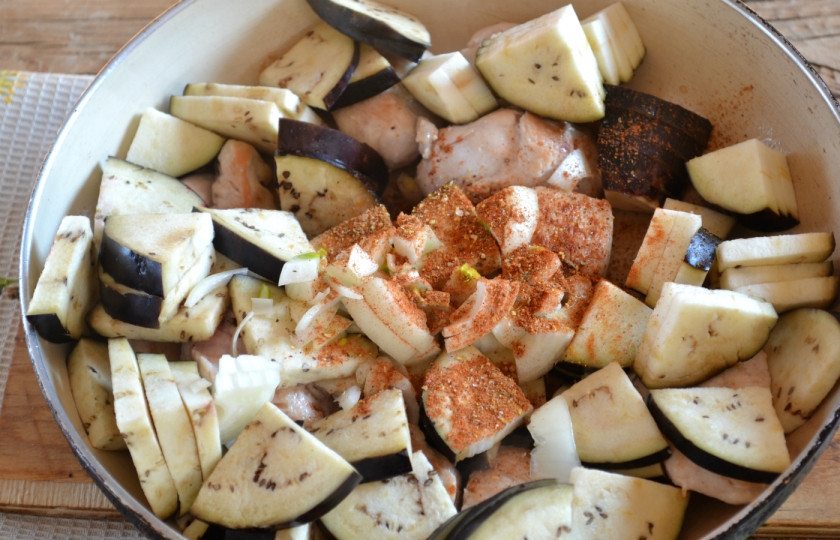 1. Этап. Чахохбили с баклажанами: 6. Отправьте в сковороду лук и чеснок, пряности, соль и сахар. Перемешайте и готовьте еще 4-5 минут.