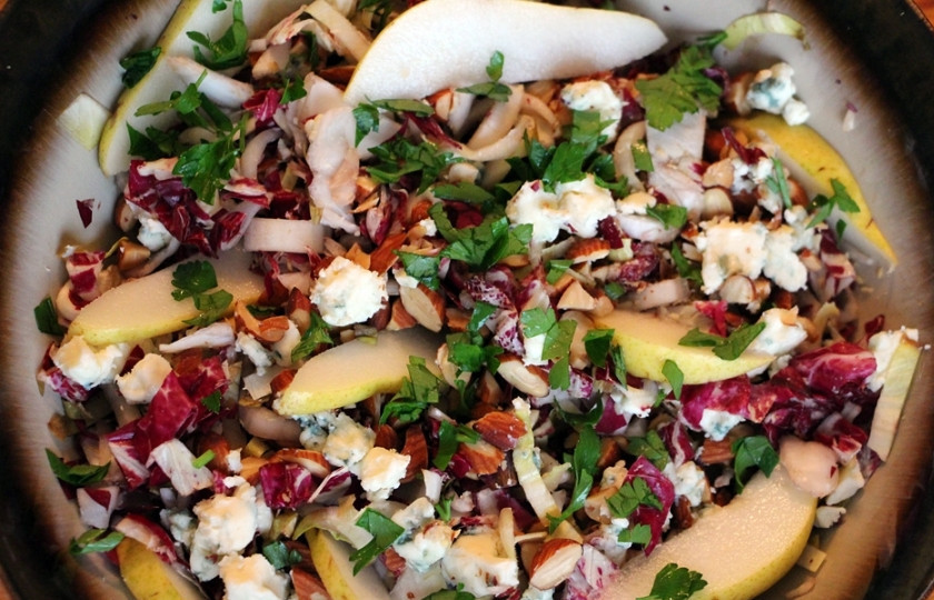 1. Этап. Салат Радичио: 4. Дальше посыпаем салат орешками (их можно измельчить) и свежей зеленью. И подаем!