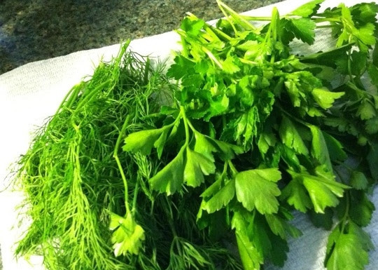 1. Этап. Свинина, тушенная с зеленью: Таким же образом поступаем с укропом и петрушкой.