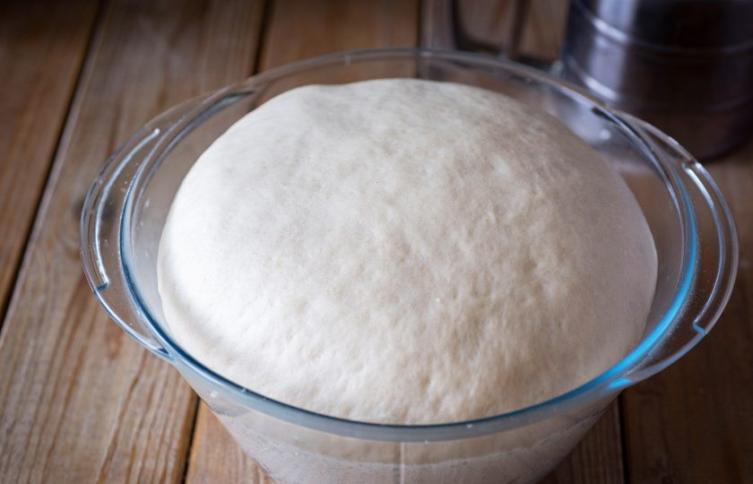 1. Этап. Булочки простые: Оставьте его на один час, после чего тесто должно заметно увеличиться в объеме.