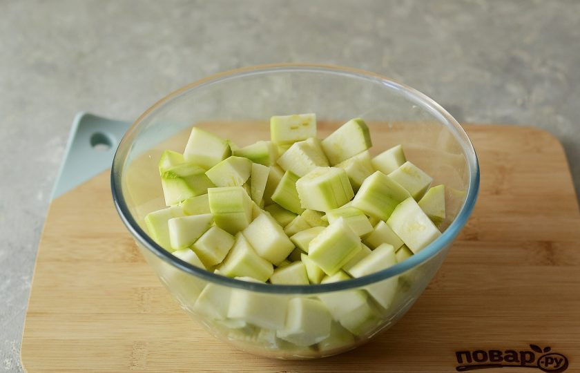 1. Этап. Варенье из кабачков как ананасовое: Кабачок очистите от кожуры, нарежьте на кубики среднего размера.