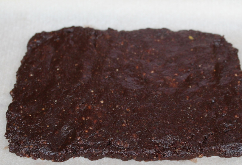 1. Этап. Шоколадные батончики: Массу выкладываем на пергамент.