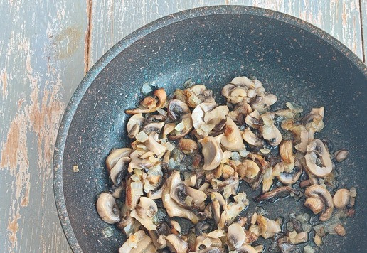 1. Этап. Салат с индейкой и грибами Подкова: Лук почистить, нарезать произвольно, обжарить на растительном масле до прозрачности. Затем добавить консервированные грибы, предварительно, слив с них жидкость. Обжарить до выпаривания лишней жидкости.