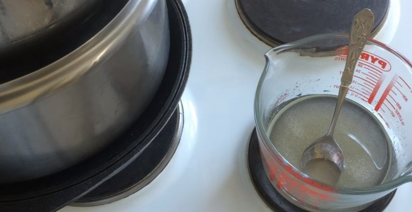 1. Этап. Леденцы на палочке своими руками: 1. В небольшую емкость высыпьте сахар, добавьте воду и перемешайте. На самом большом огне доведите смесь до кипения, периодически помешивая.