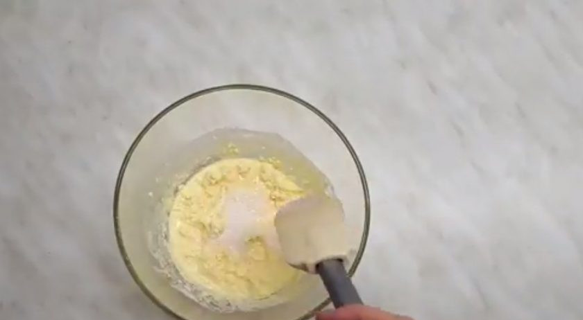 1. Этап. Нежный малиновый чизкейк с хрустящей корочкой: 1. Мягкое сливочное масло взбейте блендером с сахарной пудрой, яйцом и сметаной до однородного состояния. Погасите соду уксусом, добавьте в масляную массу и через сито добавьте муку.