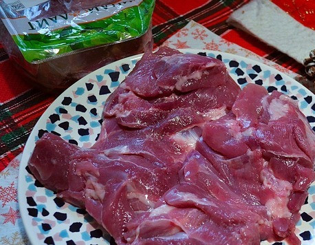 1. Этап. Буженина из индейки в соусе: Мясо промыть, обсушить.