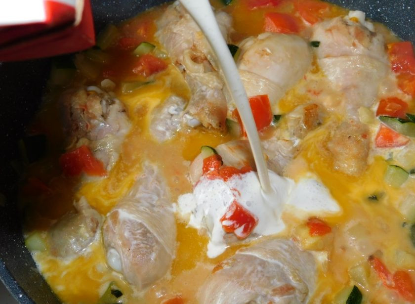 1. Этап. Куриная сковорода с кабачками: Влейте сливки. Добавьте соль и специи. Тушите курицу с овощами под крышкой минут 15. Если необходимо, то можно подлить немного воды.