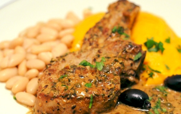 1. Этап. Тушеные телячьи ребрышки: Тушеные телячьи ребрышки готовы. Выкладываем на тарелку и гарнируем.