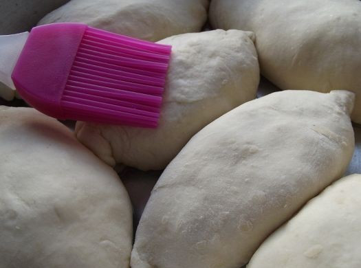 1. Этап. Пирожки с грибами и яйцом: Когда тесто подойдет, мы отрываем от него небольшие кусочки и раскатываем их в тонкие пласты, в середину кладем начинку, крепко соединяем края теста, формируем пирожки. То же самое проделываем с остальным тестом, затем выкладываем пирожки на противень, смазанный маслом. В миске взбиваем яйца со щепоткой сахара и обмазываем этой смесью поверхность пирожков. Ставим противень в разогретую до 200 градусов духовку на 30-35 минут. Вот все, пирожки готовы. Приятного вам аппетита!