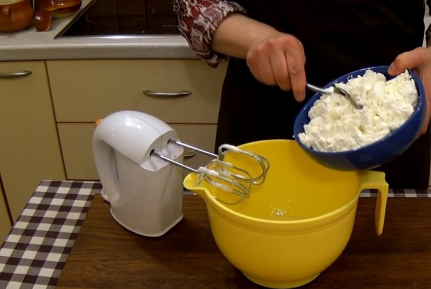 1. Этап. Сырник Королевский с маком: 5. Добавьте 2 ст. ложки взбитых белков к маку и перемешайте. Добавьте к желткам 100г сахара и взбейте. Добавьте творог и смешайте миксером на небольшой скорости. Добавьте крахмал, цедру и сливочное масло комнатной температуры. Взбейте миксером.