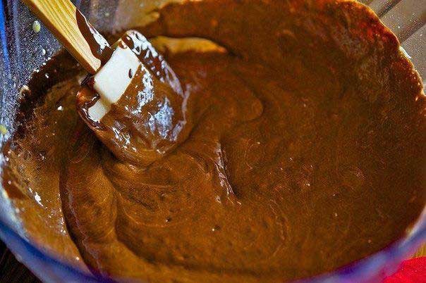 1. Stage. Chocolate cake: Heat the oven to 150 ° C.   In melted yolks, add melted chocolate with butter. Stir well.