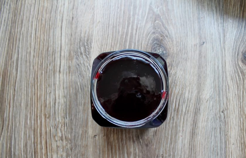 1. Этап. Повидло из терна на зиму: Разложите повидло в стерилизованные, сухие банки, закройте и уберите на хранение в сухое и темное место.