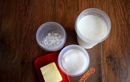 1. Этап. Медовое пирожное с начинкой: Тем временем приготовьте крем. Подготовьте необходимые ингредиенты.