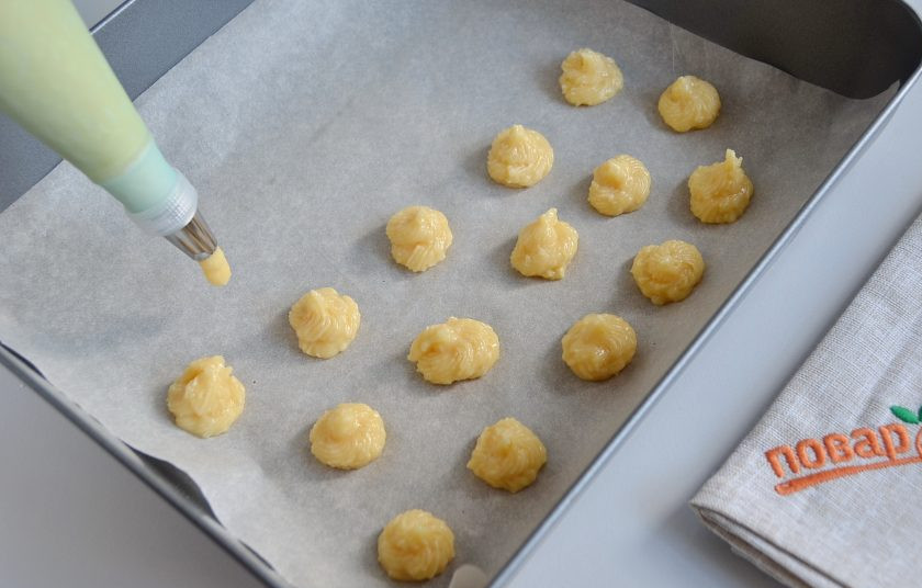 1. Этап. Гужеры: 8. Отсадите сырные шарики на противень или пергамент, соблюдайте расстояние, диаметр шариков — 1,5-2 см. Если пергамент у вас обычный — смажьте его маслом, если с силиконом — не нужно.