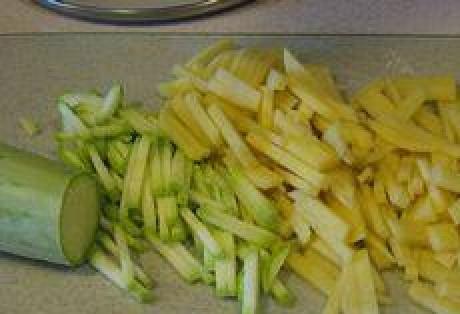 1. Этап. Картошка с кабачками: Картошку и кабачки нарезать соломкой. Прежде чем нарезать почищенную картошку лучше вымочить в воде, чтоб было меньше крахмала.