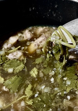 1. Этап. Харчо с орехами и сливой: Прежде всего из бульона извлечь ветки зелени. Я еще убрал все кусочки жира, ну лишнее это в супе. Вареный жир, хоть и говяжий, не сильно вкусно. И кости, конечно, тоже вынул.