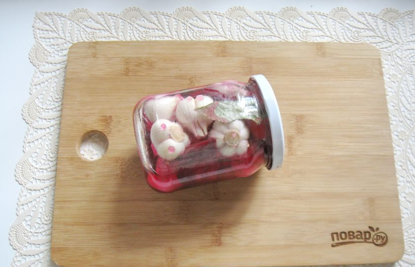 1. Этап. Маринованный чеснок со свеклой: Закатайте банки стерилизованными крышками.