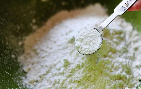 1. Этап. Лимонно-черничные оладьи: 1. Предварительно разогреть большую сковороду на среднем огне. В небольшой миске смешать муку, соль, разрыхлитель и сахар. Отложить в сторону.