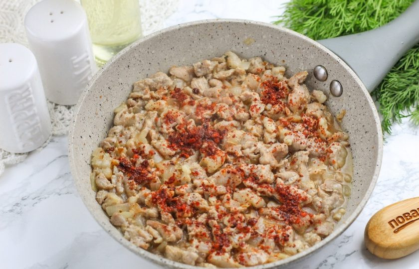 1. Этап. Пирог со свининой: Всыпьте молотую сушеную паприку и перемешайте. По желанию можно добавить и другие специи или пряности. Выключите нагрев.