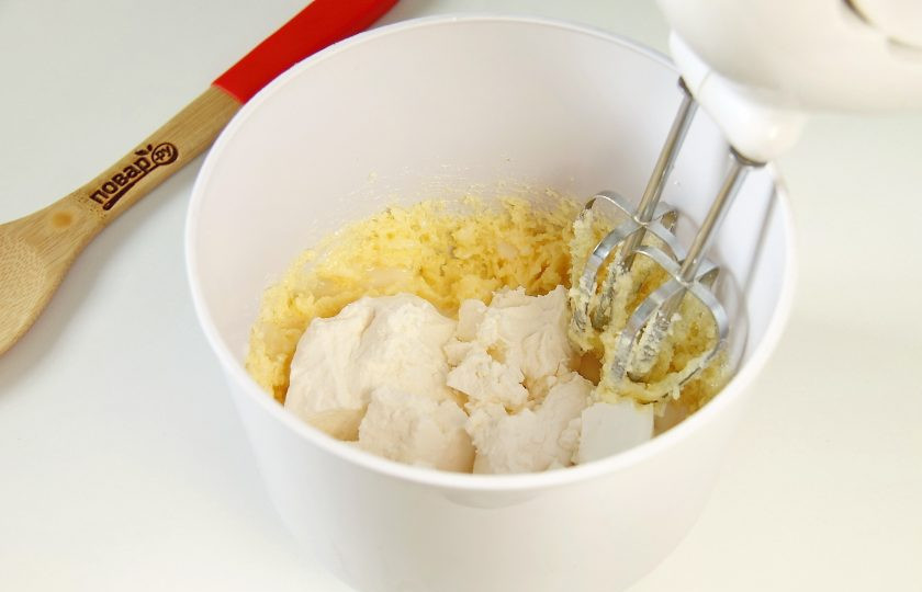 1. Этап. Лимонная запеканка: Добавьте рикотту.