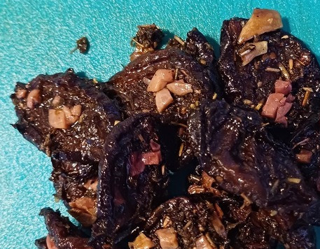 1. Этап. Салат из курицы с ананасом и вяленой сливой: Вяленая слива. На сайте есть много рецептов, выберите тот что Вам понравится больше всего. Я выбираю сладкие сливы, и вялю их БЕЗ сахара с прованскими травами, черным перцем, чесноком и оливковым маслом. Получается чудесный пряный чернослив, который замечательно оттеняет вкус курицы и ананасов. Слива хорошо хранится в холодильнике в стекле, но когда заканчивается, в этом салате я заменяла ее на красный или розовый виноград (резала пополам) - вкус получается гармоничным, моей семье тоже нравится.