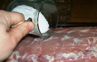 1. Этап. Вяленая свинина со специями: Засыпьте свинину сахаром и поставьте в холодильник на 14-16 часов.