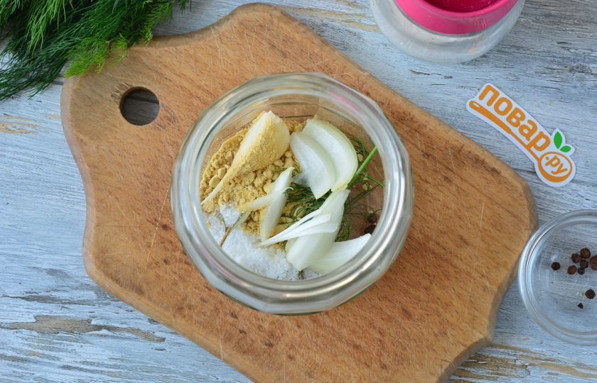 1. Этап. Газированные помидоры: Также добавьте репчатый лук.