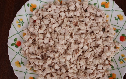 1. Этап. Салат с куриным филе и ананасами: 1. Первым делом вымойте и отварите филе. После остудите его немного, нарежьте мелкими кубиками и выложите на тарелку. Добавьте по вкусу соль и перец. Параллельно отварите яйца (вкрутую).