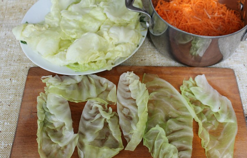 1. Этап. Капуста фаршированная морковью: Листья капусты разрезаем на кусочки, плотные части удаляем.