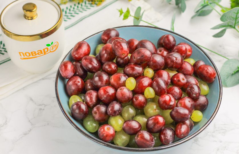 1. Этап. Рецепт вина из винограда в домашних условиях: Аккуратно оборвите ягоды с веточек, удаляя хвостики, листья и т.д.