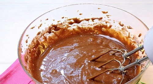 1. Этап. Торт Сникерс с безе: 6. В несколько приемов добавьте сухие ингредиенты, продолжая взбивать.