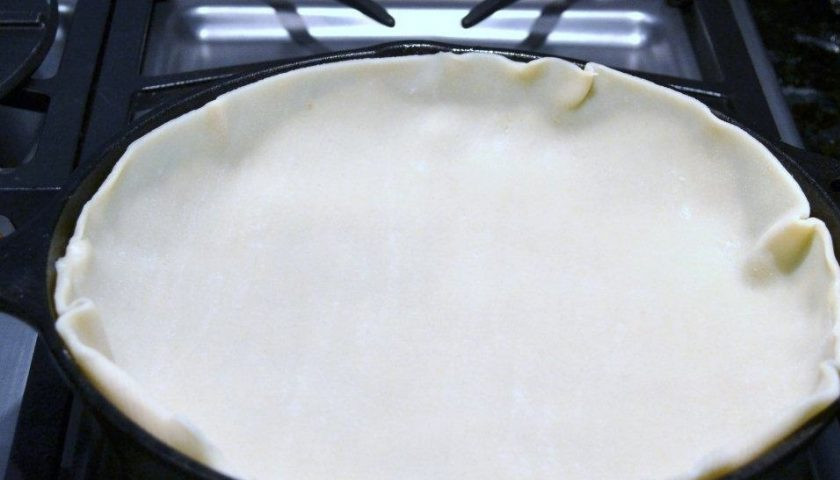 1. Этап. Быстрый рецепт яблочного пирога: 5. Разделите тесто на 2 части, раскатайте по форме. Уложите одну часть в форму для выпечки, сформируйте бортики.