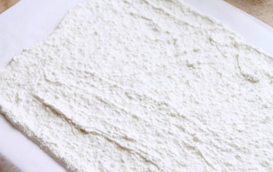 1. Этап. Кокосово-клубничное пирожное: Противень застилаем пекарской бумагой. Равномерно распределяем по противню кокосовое тесто. Ставим тесто в духовку, разогретую приблизительно до 90 градусов (это не опечатка - действительно такая маленькая температура), на 40-60 минут. Тесто должно подсохнуть. Как только начнет покрываться коричневатой корочкой - сразу же вытаскиваем.