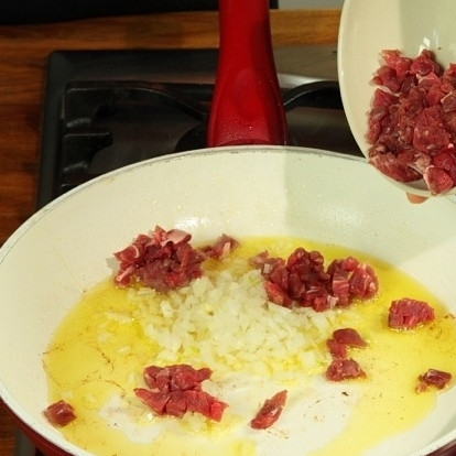 1. Этап. Лук-порей с мясом: В сковороде разогреть оставшееся масло, обжарить в нем лук. Когда лук зазолотится, добавляем фарш (можно добавлять и кусочки цельного мяса, если хотите).